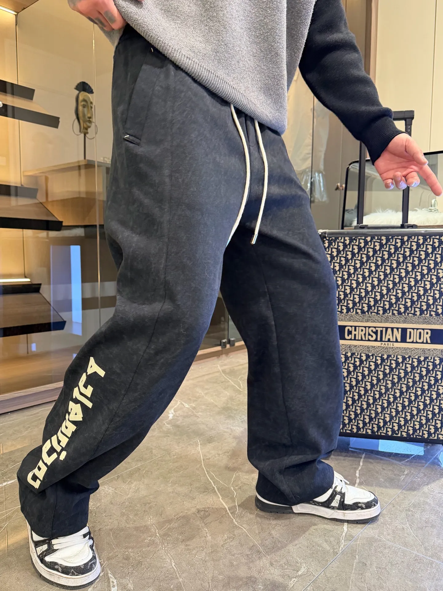 Balenciaga 🆕2026 Autumn and Winter New Arrival Casual Pants! 🎁On sale simultaneously on the official website. Brand Classic LOGO casual pants, customized fabrics, excellent comfort and strong touch. Highly recognisable, perfect appearance and craftsmanship. Size:M-3XL